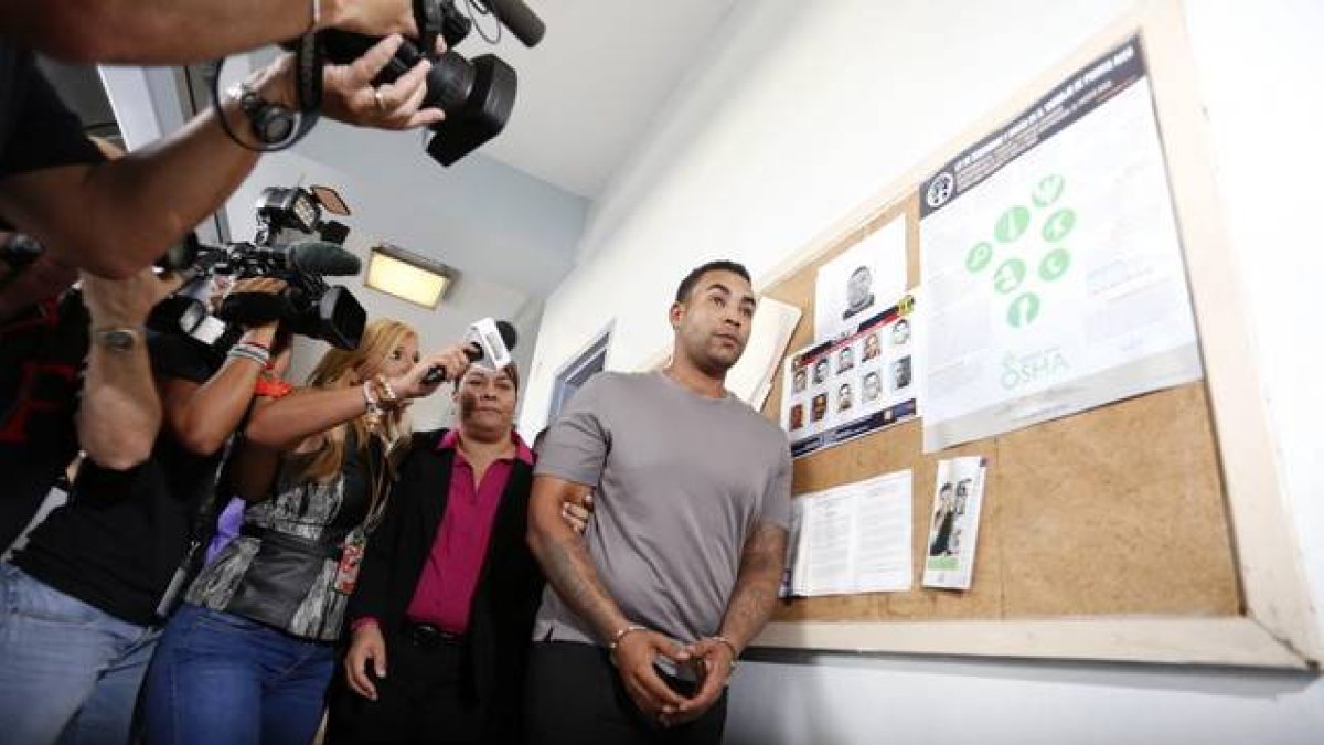 Don Omar llega a la comandancia de Bayamón (Puerto Rico).-Foto: EFE / THAIS LORCA