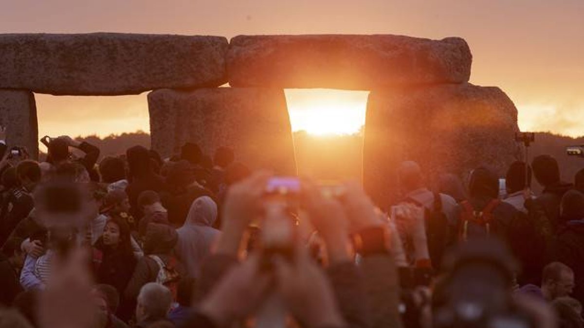 SOLSTICIO DE VERANO. Participantes en la fiesta de Stonehenge, durante la salida del Sol.-Foto: TIME IRELAND/ AP
