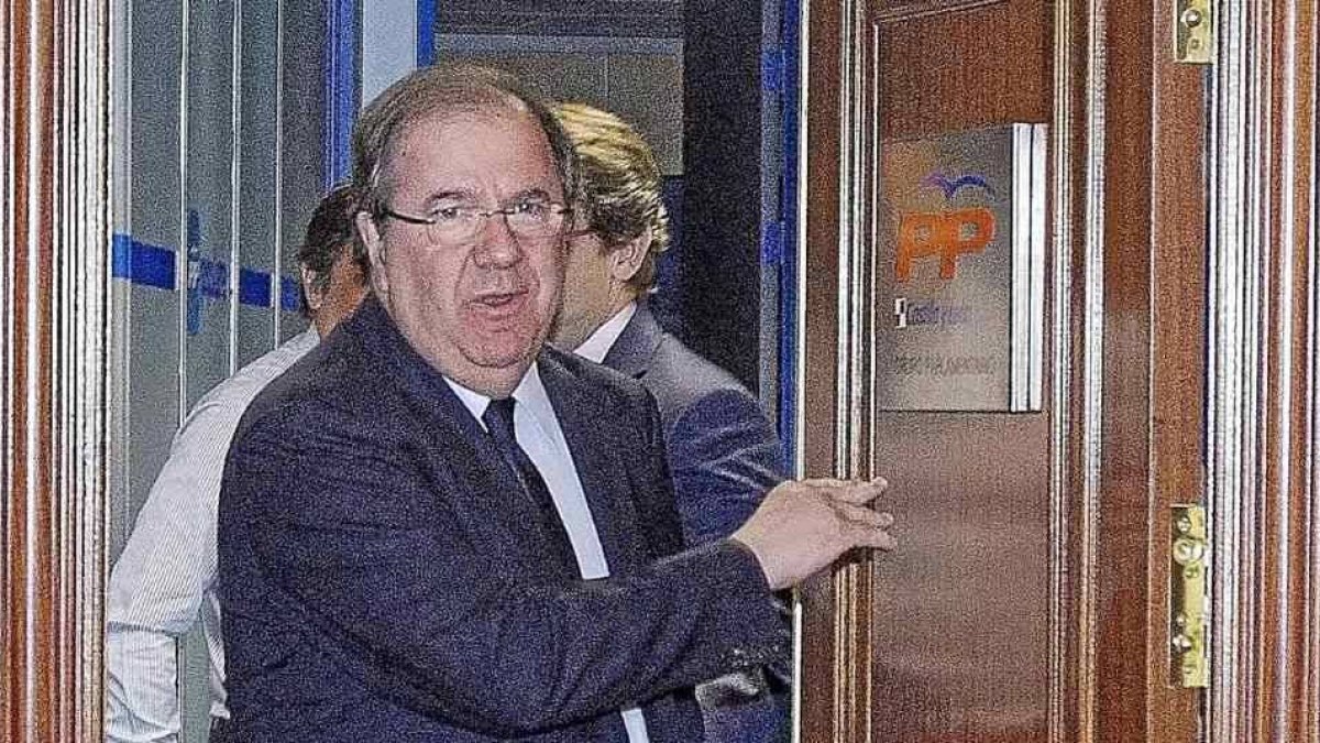 El presidente Juan Vicente Herrera, sale de la sede tras la reunión.-J.M. Lostau