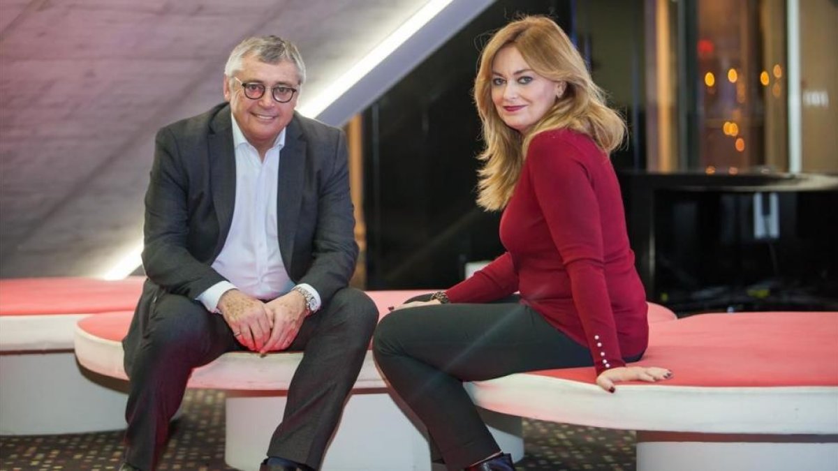 Michael Robinson y Mónica Marchante, charlando en un hotel de Barcelona.-/ MARTÍ FRADERA
