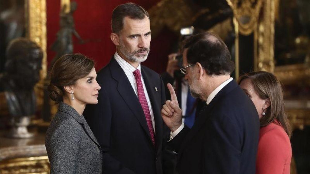 Los Reyes conversan con el presidente del Gobierno, acompañado de su mujer Elvira Fernández.-EFE