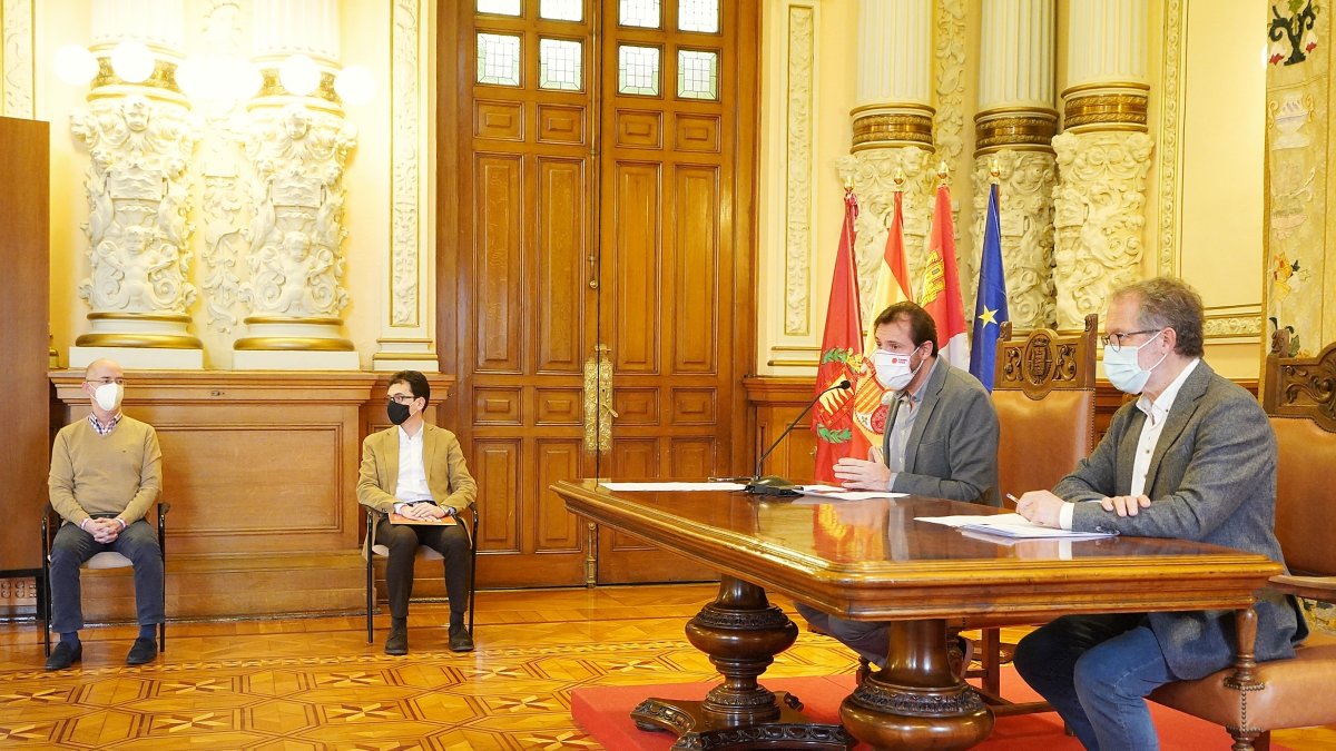 Óscar Puente presenta las medidas del Ayuntamiento de Valladolid para paliar los efectos de la pandemia. | E.M.