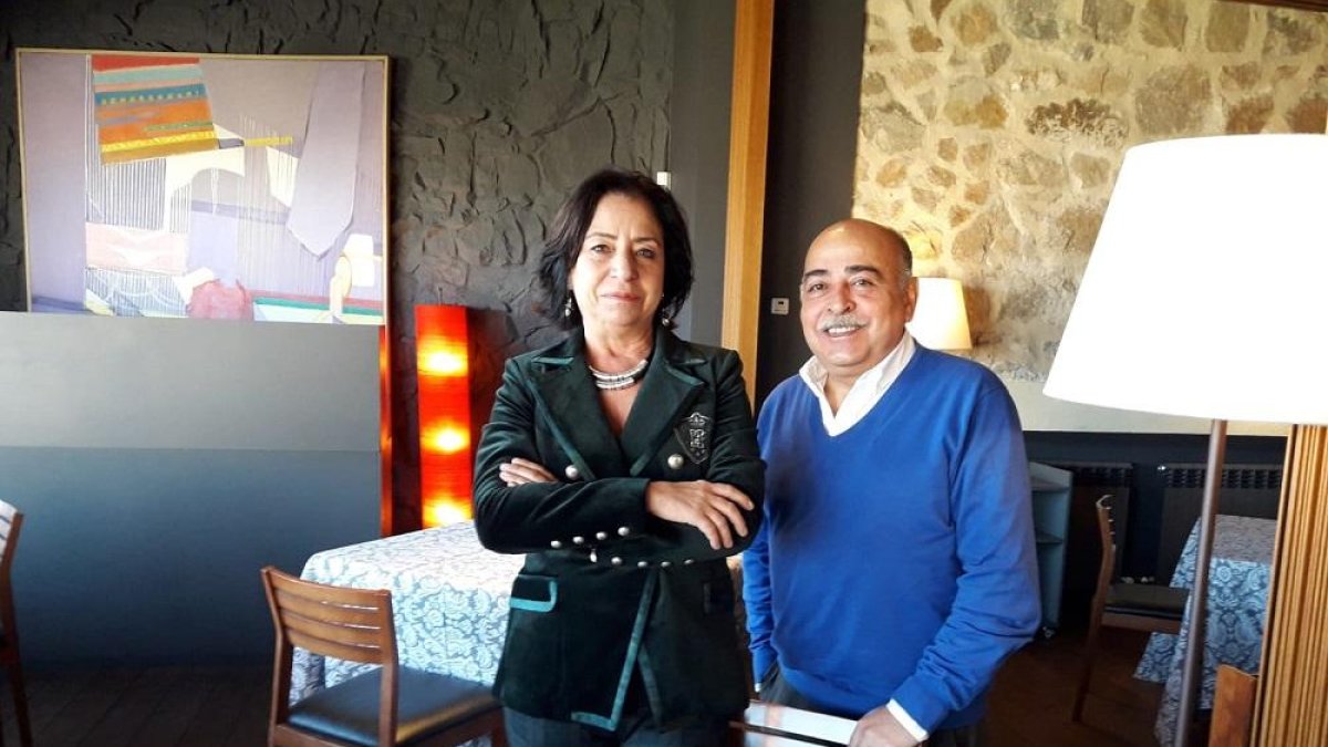 Isidora Beotas (i) y Julio Delgado (d) en el restaurante que regentan desde hace 28 años en la capital abulense.-ANTONIO GARCÍA