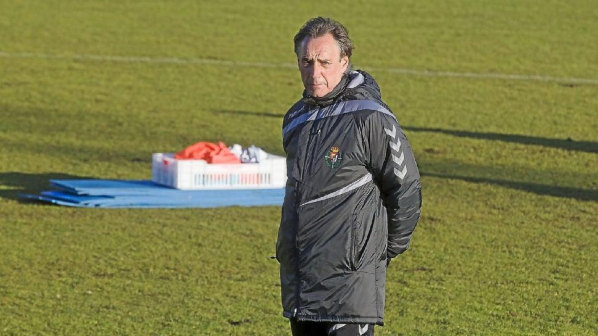 Portugal, pensativo, durante un entrenamiento del Valladolid.-Pablo Requejo
