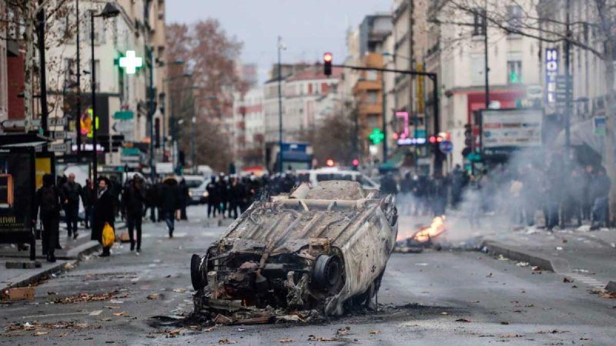 Arde París por el conflicto de la subida del carburante.-THOMAS SAMSON / AFP