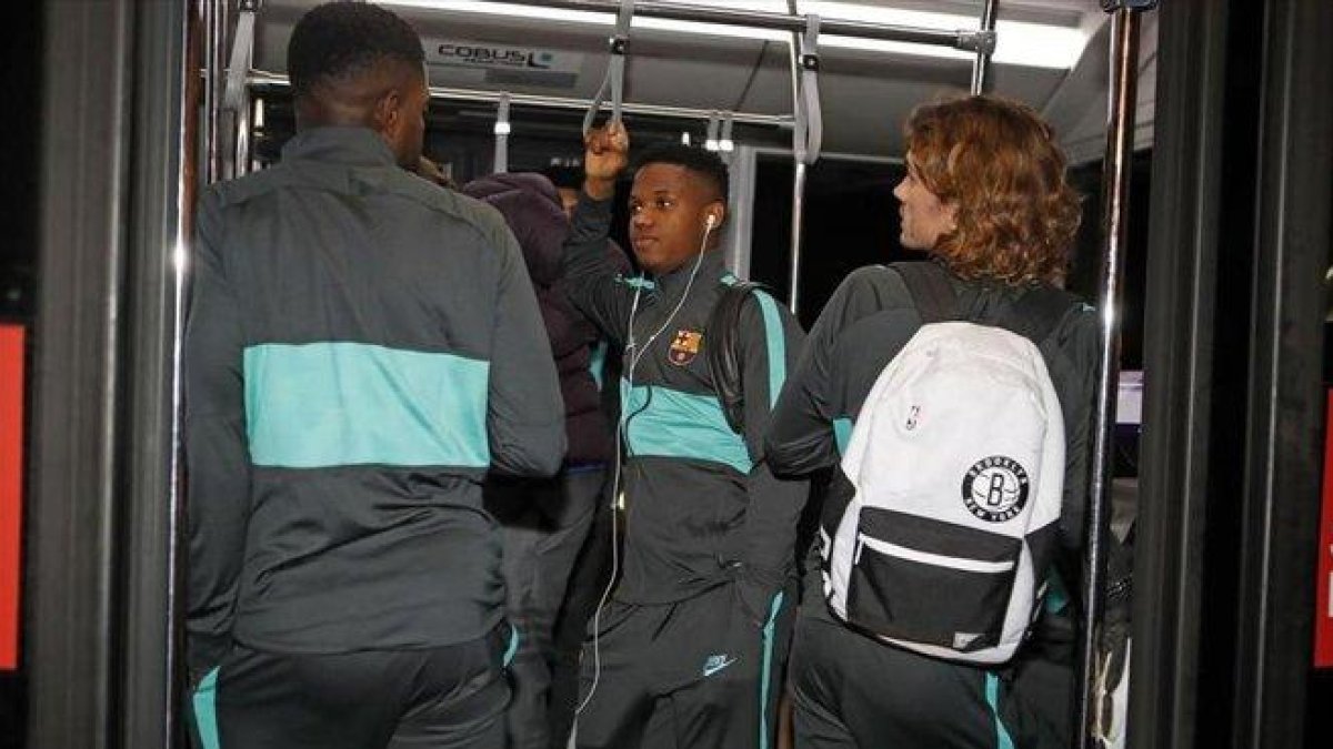 Ansu Fati, junto a Umtiti y Griezmann, en el viaje de regreso de Milán a Barcelona.-