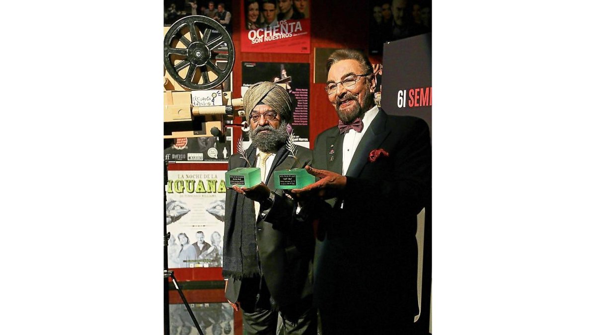 Kabir Bedi (Sandokán) y el productor Bobby Bedi recibieron ayer el homenaje de la Semana de Cine de Valladolid. -J.M.LOSTAU