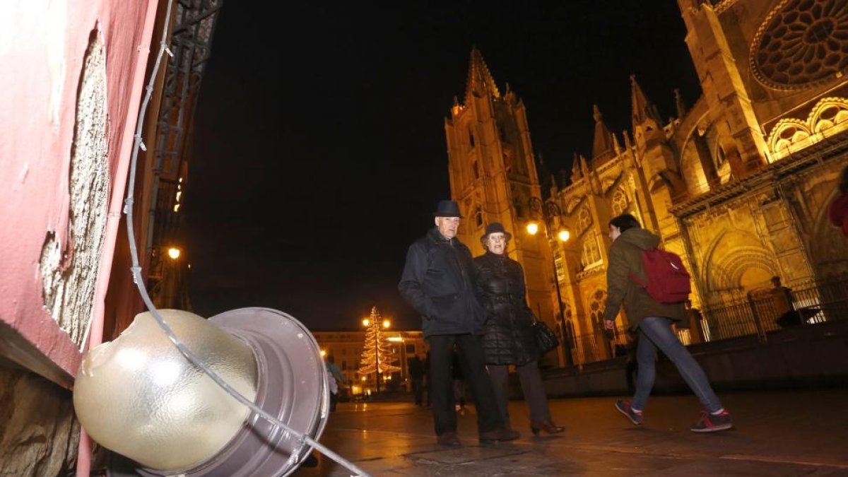 Cae una farola de una fachada frente a la catedral de León sin causar heridos-Carlos S. Campillo / ICAL