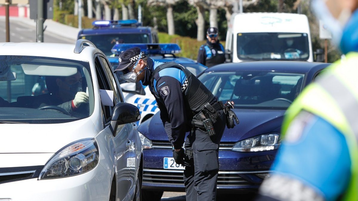 Control de la Policía Municipal en una calle de Valladolid. J.M. LOSTAU