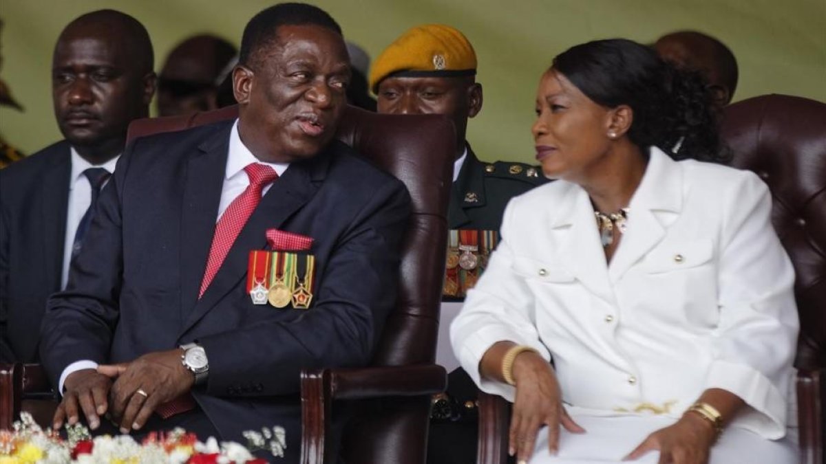 Emmerson Mnangagwa y su esposa, Auxilia, durante la ceremonia de investidura, en Harare (Zimbabue), el 24 de noviembre.-AP / BEN CURTIS