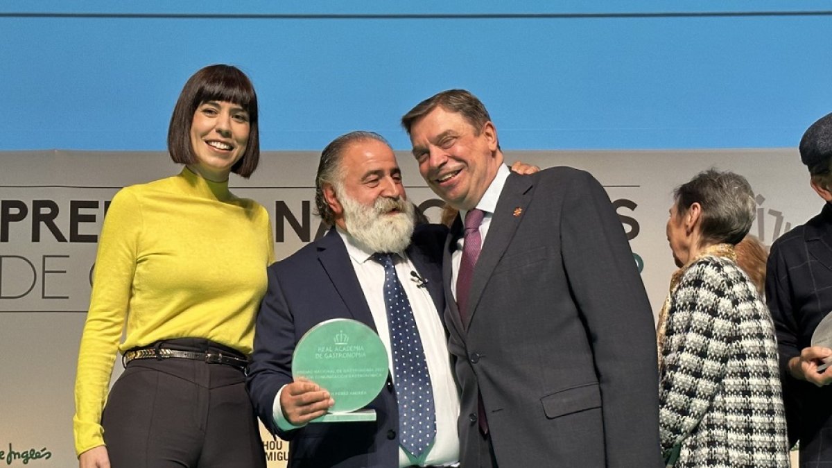 Javier Pérez Andrés sostiene el Premio Nacional de Gastronomía junto a los ministros Diana Morant y Luis Planas. /E.M.