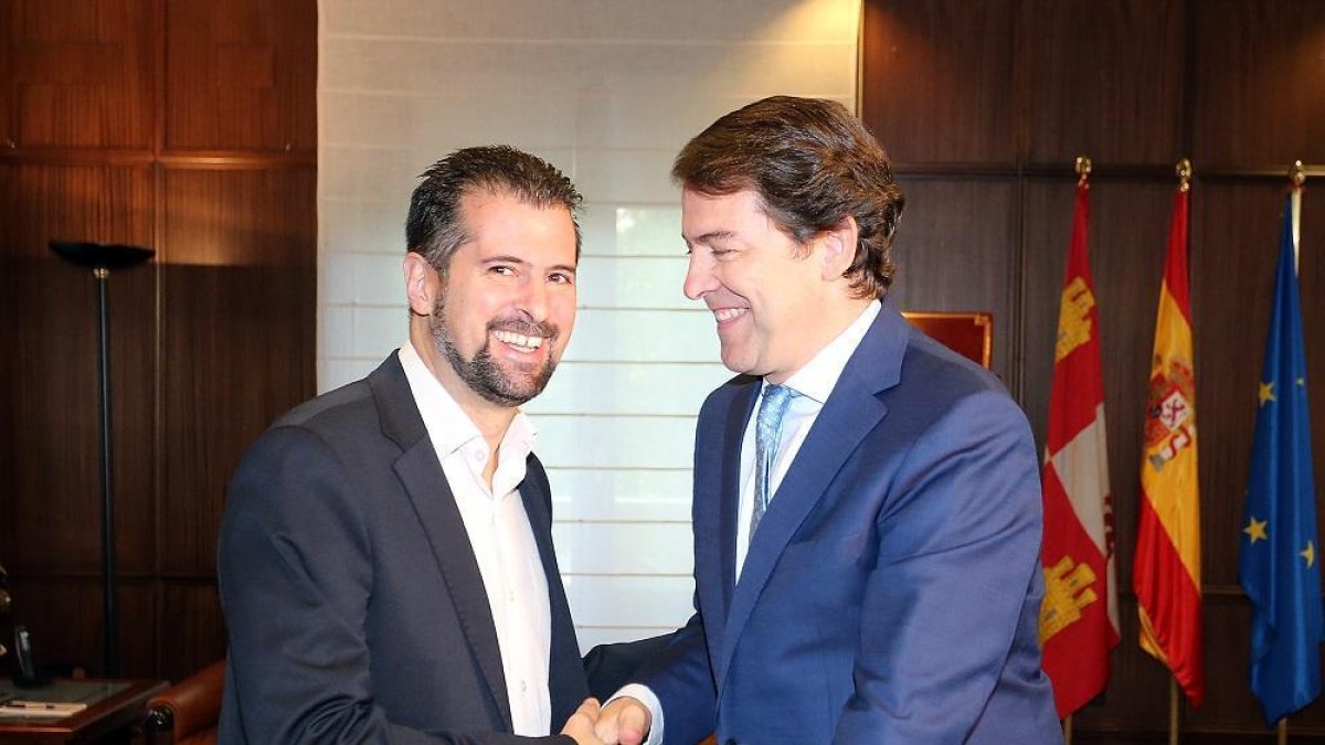 El presidente de la Junta de Castilla y León, Alfonso Fernández Mañueco, se reúne con el secretario general del PSCyL, Luis Tudanca.-