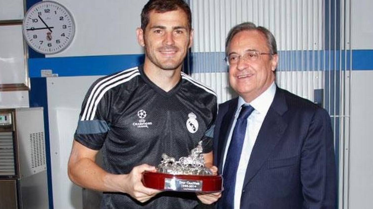 Florentino Pérez le entrega el obsequio a Casillas en el vestuario del Santiago Bernabéu-Foto: REAL MADRID