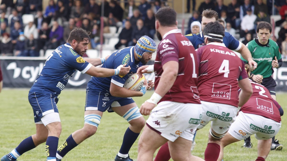 Van den Berg, a la izquierda con el número 1, en el partido del domingo entre VRAC y Alcobendas. / I. TOMÉ
