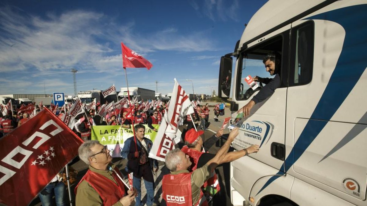 Aproximadamente 400 miembros de CCOO y del sindicato portugués CGTP paran el tráfico en la localidad fronteriza de Fuentes de Oñoro para reivindicar unas mejores condiciones laborales para los transportistas bajo el lema 'La fatiga mata'.-ICAL