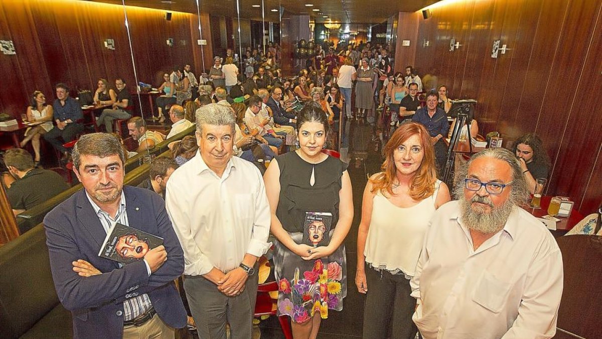 Paula Aguirrezabala, en el centro de la imagen, junto a sus padres; a la izquierda, Pablo Lago y a la derecha, el editor José María de la Quintana.-J. M. LOSTAU