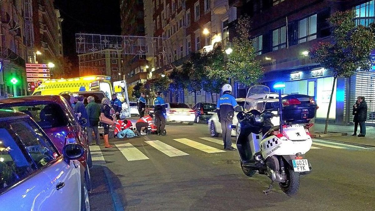 Los servicios de emergencia atienden a la mujer atropellada en la calle Gamazo.-E.M.