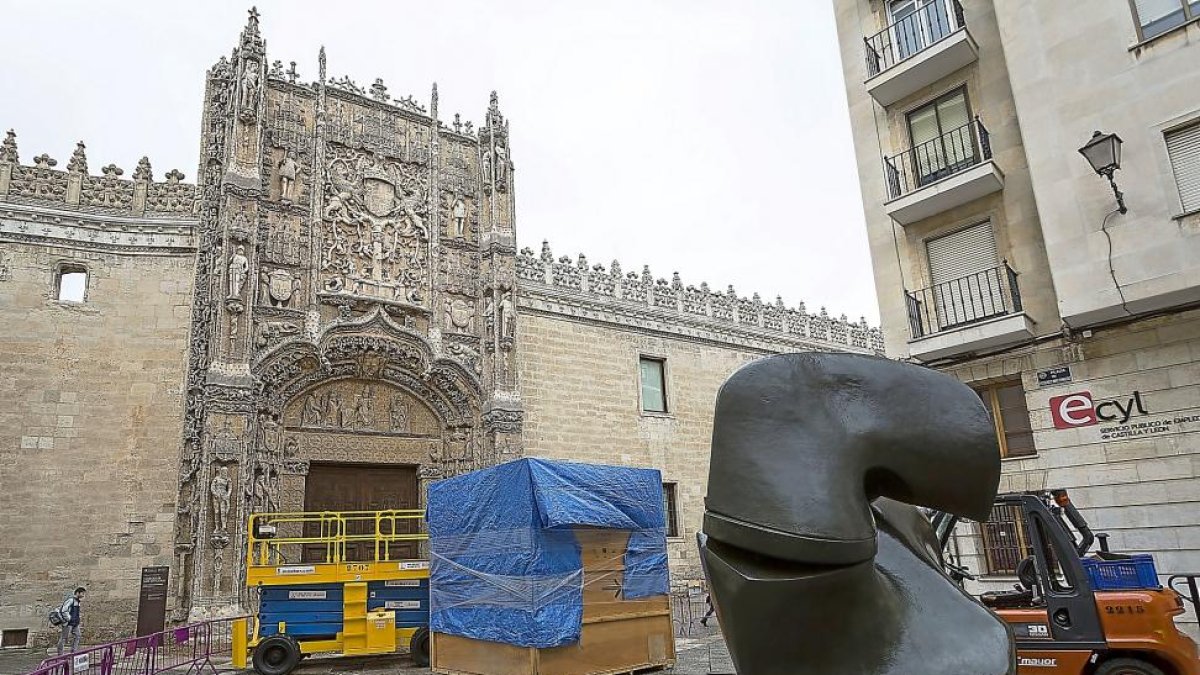 La escultura de Moore ‘Pieza de bloqueo’ ya se podía ver ayer frente a San Gregorio.-MIGUEL ÁNGEL SANTOS