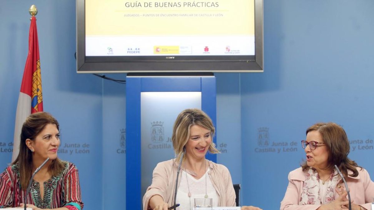 La consejera de Familia e Igualdad de Oportunidades, Alicia García, presenta la actividad que desarrollan los puntos de encuentro familiar de la Comunidad y la 'Guía de buenas prácticas de los puntos de encuentro familiar con los juzgados de CYL-Miriam Chacón / ICAL