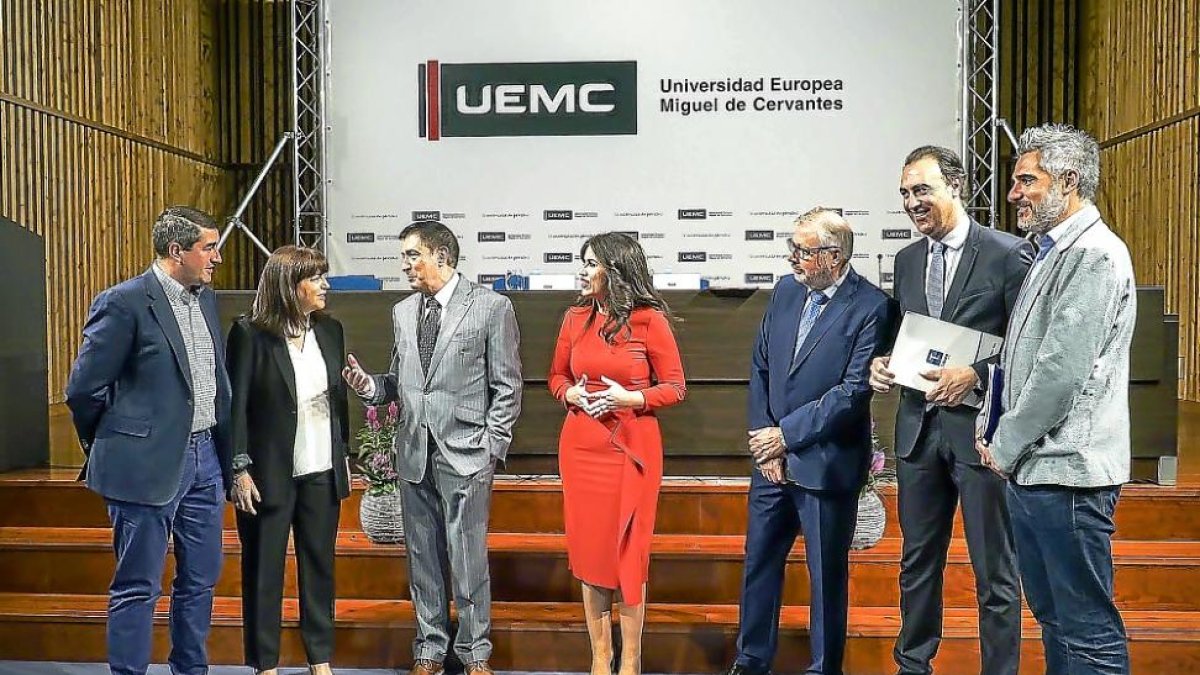 Pablo R. Lago, Ruth Rodríguez, Jesús Fonseca, Imelda Rodríguez, Luis Jaramillo, Félix Ángel Carreras y Gorka Ruiz, poco antes de la mesa redonda.-EM
