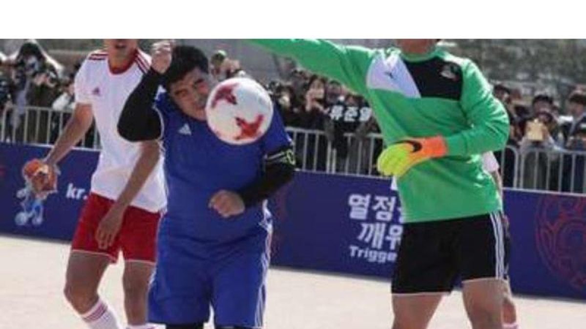 La jugada se produjo durante un partidillo amistoso en Corea junto a Aimar.-TWITTER / OLÉ