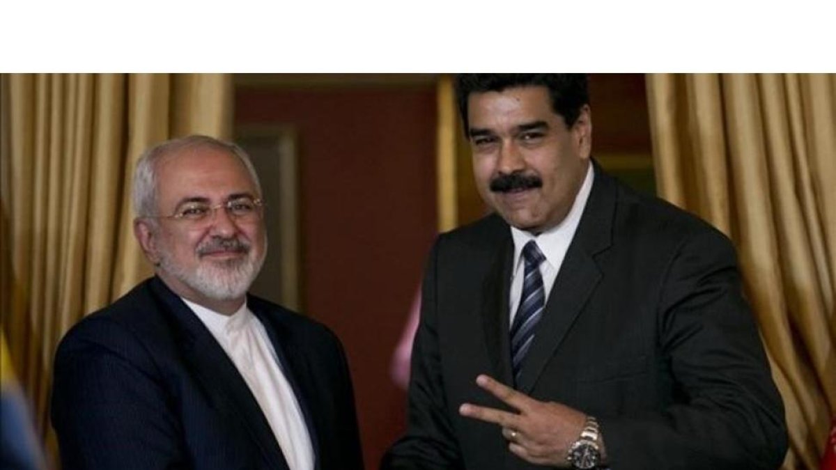 Nicolas Maduro, con el ministro de Exteriores iraní, Mohamed Javad Zarif.-ARIANA CUBILLOS / AP