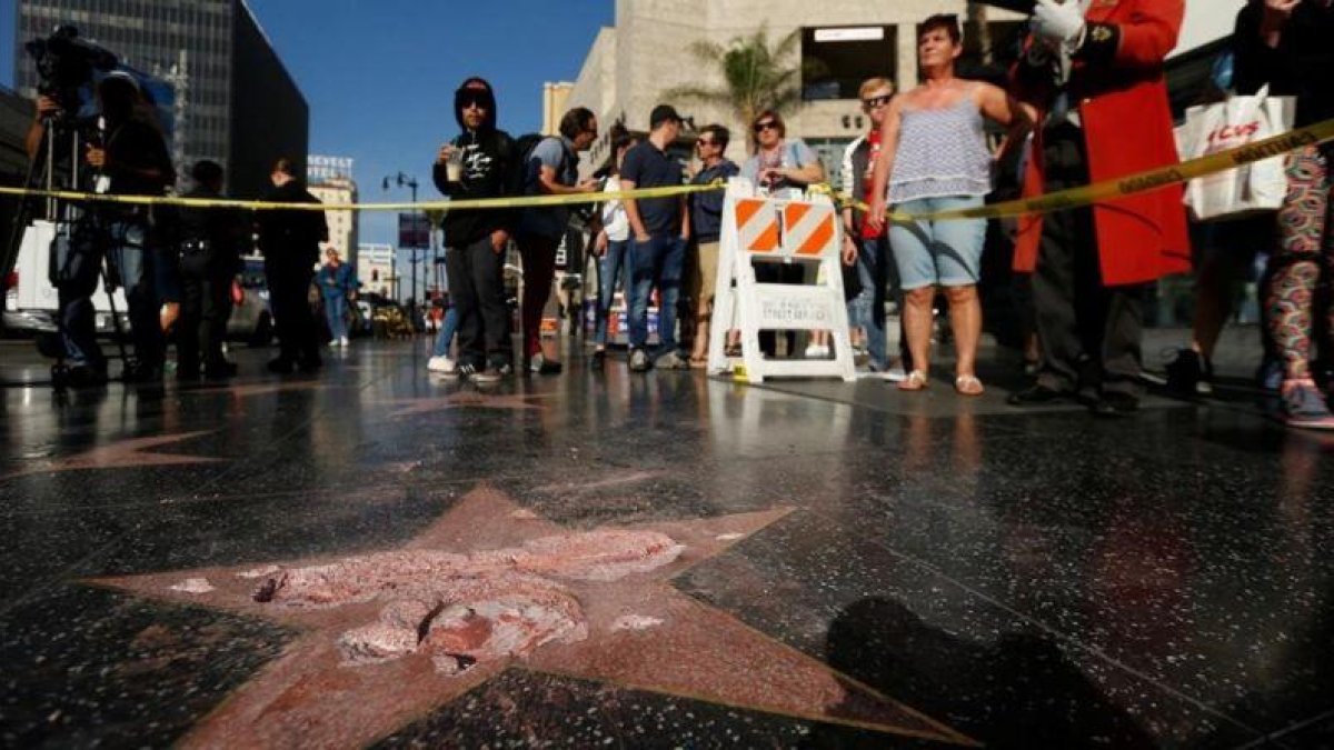 Destrozo de la estrella de Trump en el Paseo de la Fama de Hollywwod.-REUTERS / MARIO ANZUONI