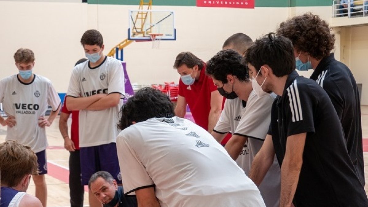 Raúl López da instrucciones a sus jugadores en un tiempo muerto / EM
