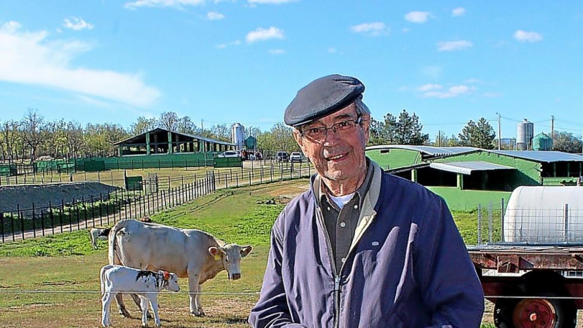 El profesor brasileño Luiz Carlos Pinheiro en la explotación de Mombuey (Zamora) donde se desarrolla el método del pastoreo racional. / m.c.-M.C.