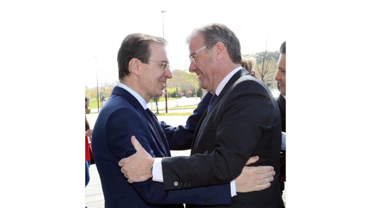 El presidente del CES, Germán Barrios (I), saluda al alcalde de León, Antonio Silván, durante la entrega de los Premios Castilla y León 2017.-ICAL