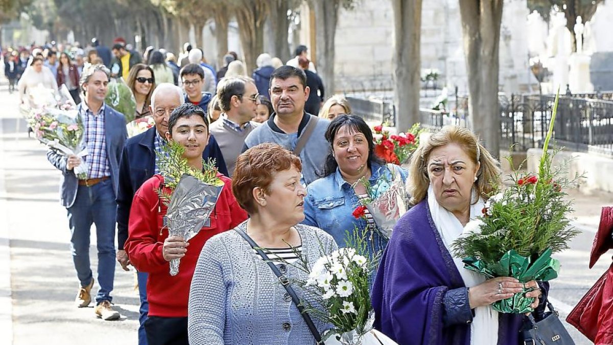 Multitud de personas acceden al Cementerio del Carmen en el Día de los Santos.-J.M. LOSTAU
