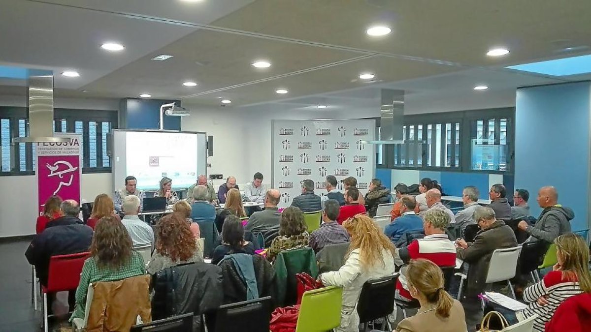 Los representantes de las 17 asociaciones que integran Fecosva durante la asamblea.-EL MUNDO