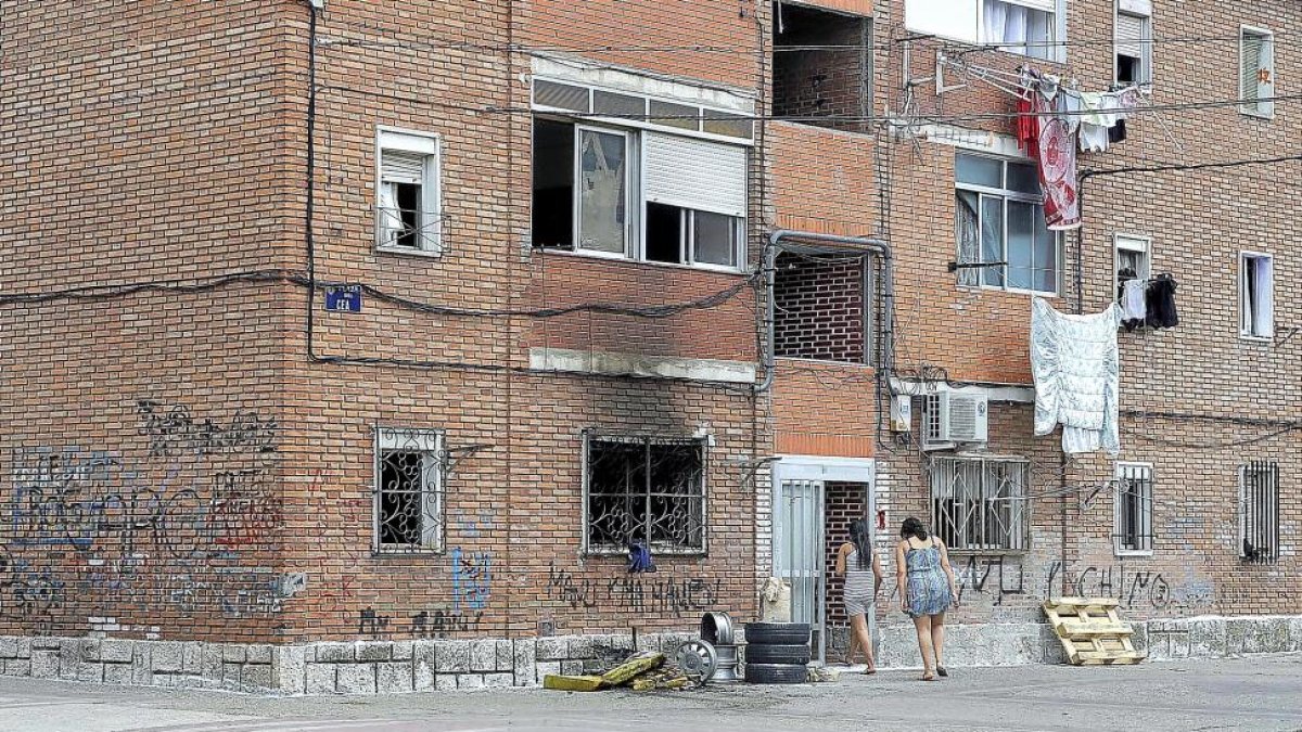 Restos de humo visibles en la vivienda del incendio en la plaza Cea.-M. FERNÁNDEZ