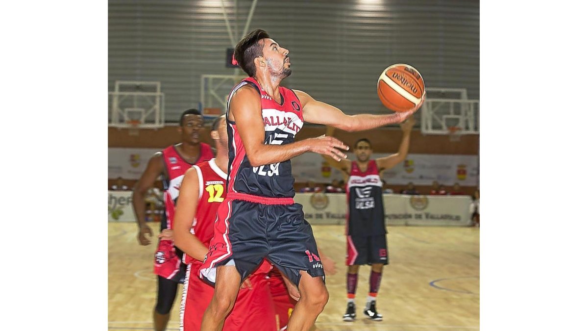 El escolta vallisoletano Antonio Izquierdo finaliza una canasta a aro pasado ayer en La Vega ante el CBLa Flecha.-PABLO REQUEJO