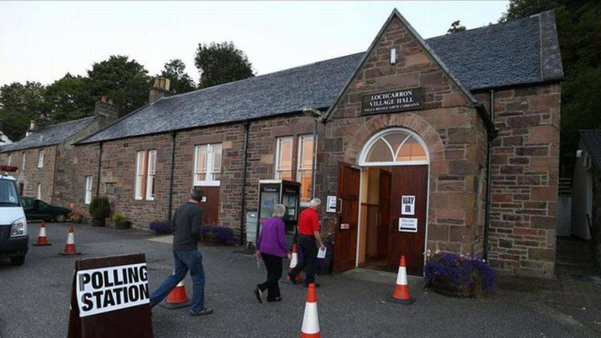 Los votantes llegan a la remota localidad de Lohcarron, en las Highlands.-Foto: AP / LYNNE CAMERON