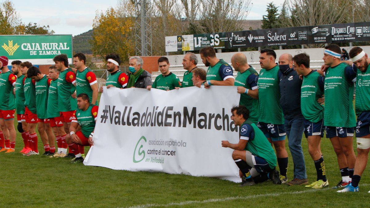 Los clubes de rugby apoyaron a la AECC antes del encuentro. / LOSTAU