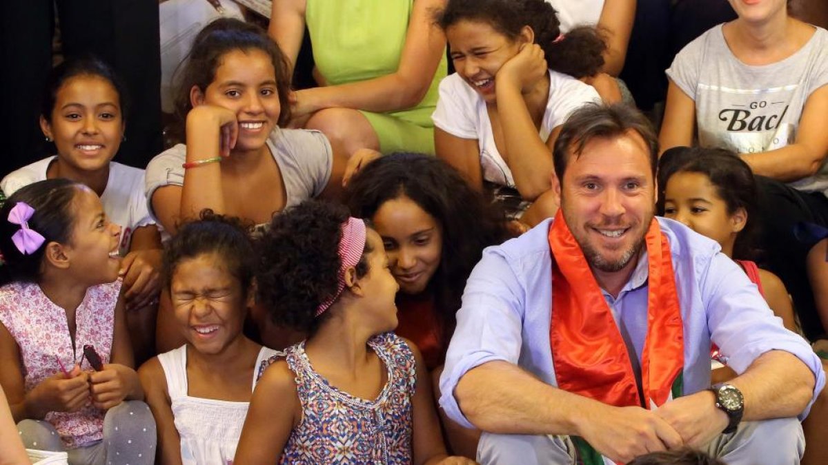El alcalde de Valladolid, Óscar Puente, recibe a las familias de acogida del programa 'Vacaciones en paz' de la Asociación Cultural Amigos del Pueblo Saharaui-ICAL