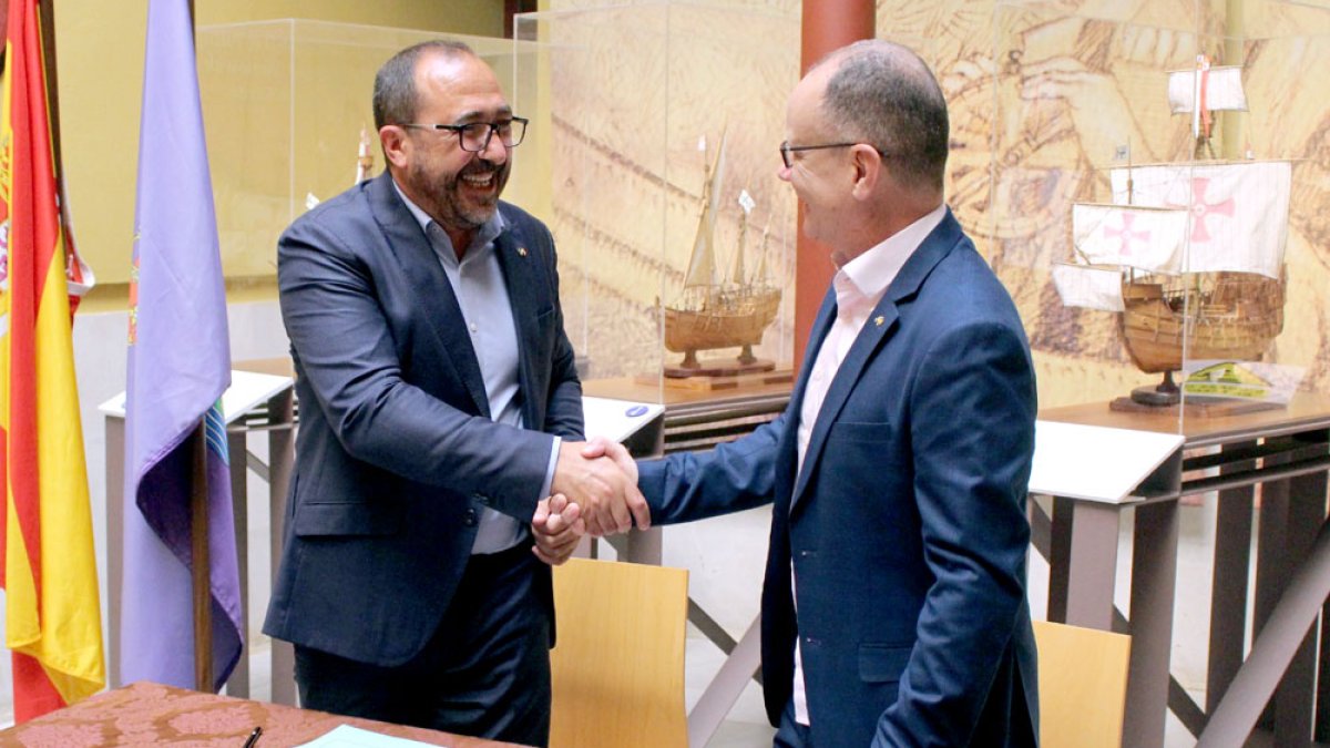 Apretón de manos tras la firma del hermanamiento entre los alcaldes de los municipios hermanados. E. M.