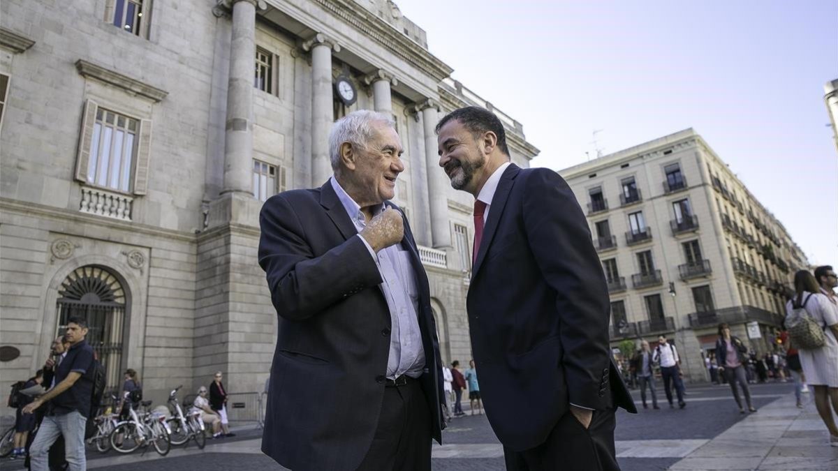Maragall y Bosch, este jueves en la plaza de Sant Jaume.-JOAN CORTADELLAS