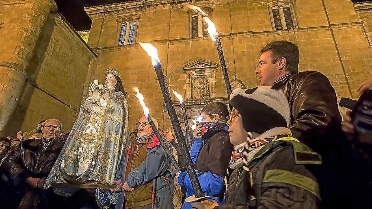 La Virgen de los Pegotes en la Ermita de Nuestra Señora de la Concepción.-PABLO REQUEJO / PHOTOGENIC