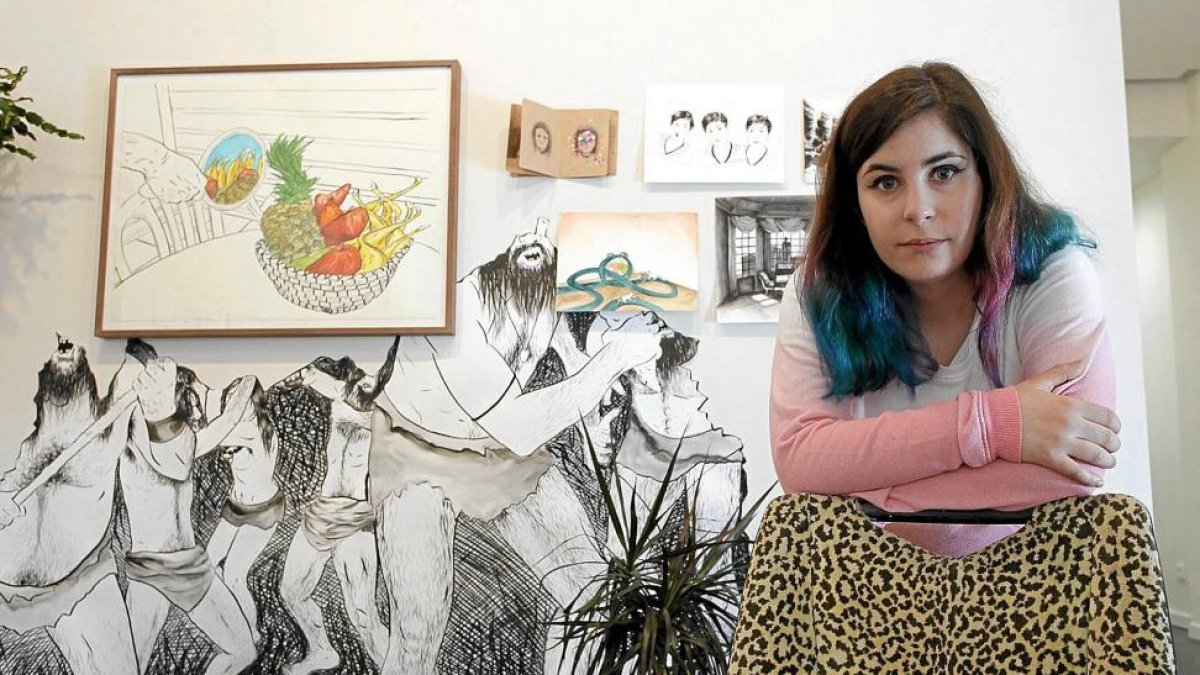 Saelia Aparicio en una imagen de archivo; a la derecha, ‘All the bubbles burst’.-Pablo Requejo