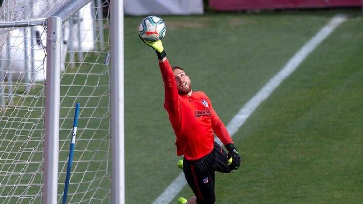 El portero atlético Oblak durante el entrenamiento de este viernes del equipo rojiblanco.-EFE