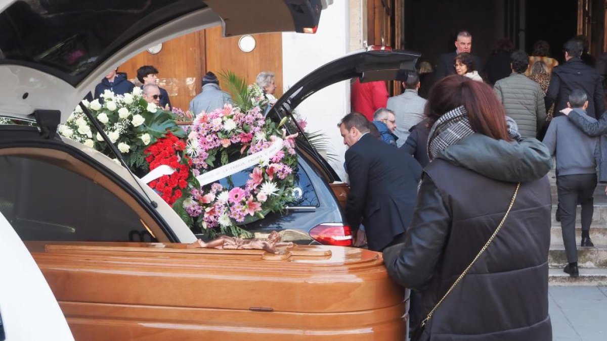 Esta miércoles ha tenido lugar el funeral en la iglesia parroquial de La Inmaculada Concepción y de Paloma Pineda y su hija India, asesinadas en un crimen de violencia de género a manos de David Maroto el pasado lunes 23 de enero en Valladolid. A continuación, los cuerpos fueron llevados al cementerio del Carmen para recibir cristiana sepultura en presencia de familiares, amigos y sus más allegados.