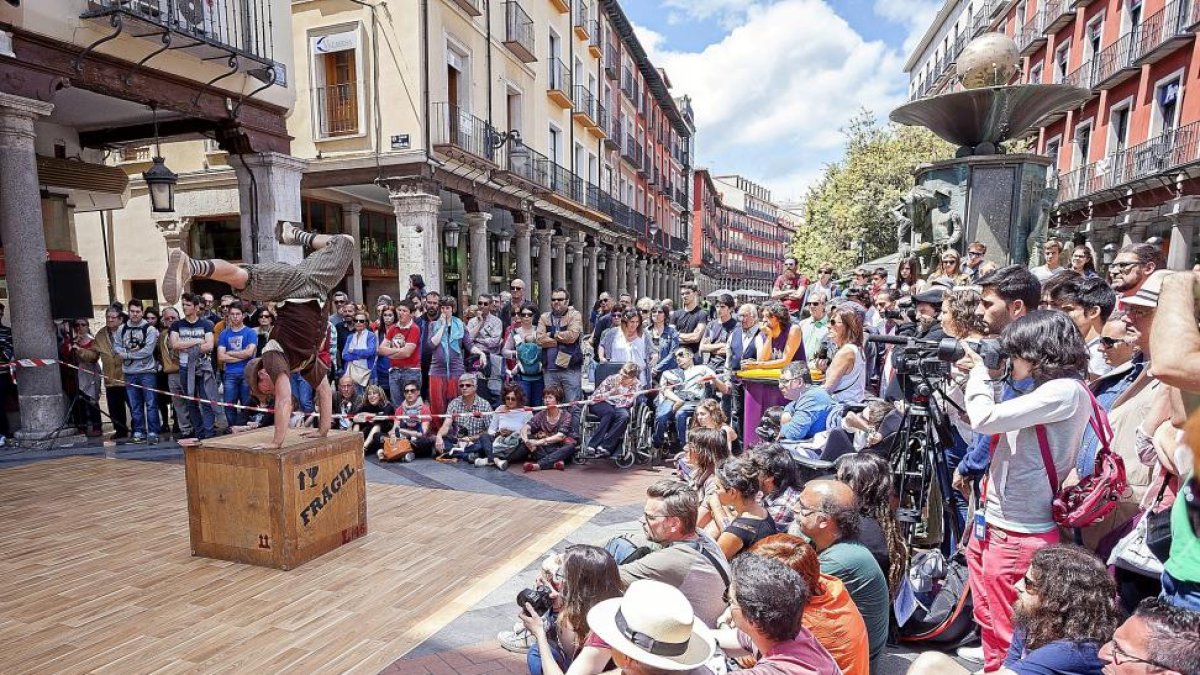 Uno de los actores de Varuma Teatro durante la puesta en escena de ‘Instante’.-PABLO REQUEJO