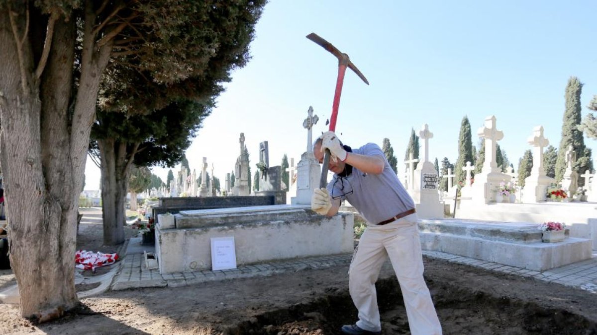 La Asociación para la Recuperación de la Memoria Histórica (ARMH) realiza una intervención arqueológica en un espacio de intacto de 12 metros cuadrados para determinar si existe una fosa común en el cementerio del Carmen de Valladolid-ICAL
