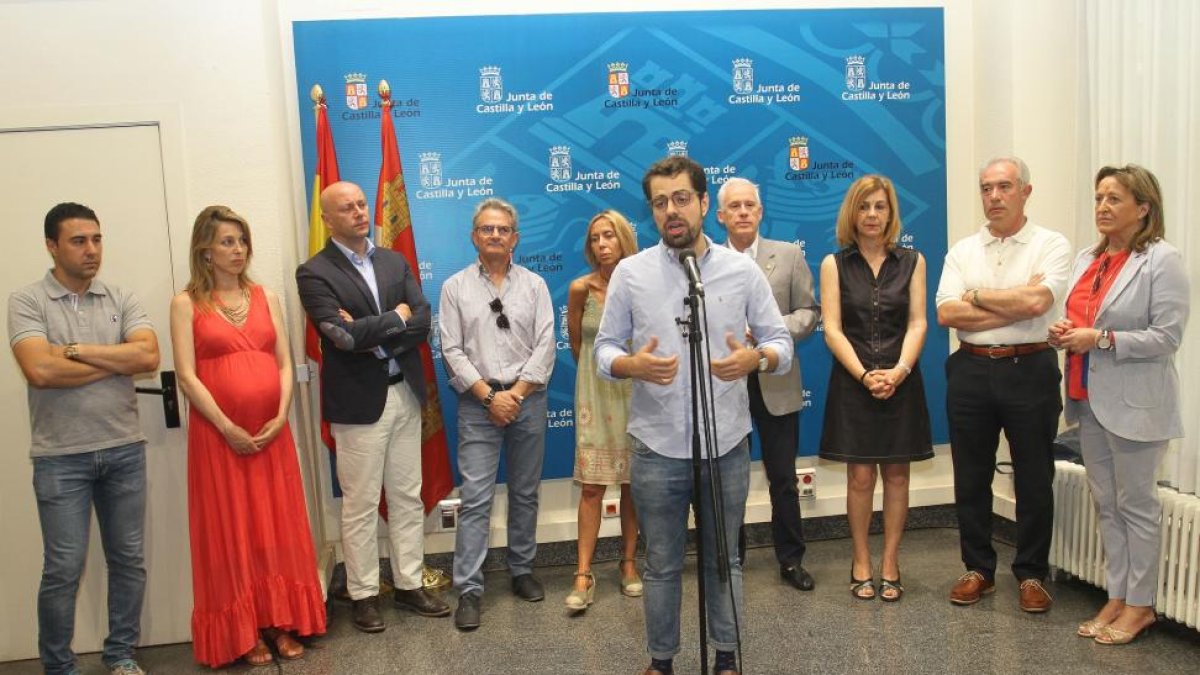 El director del Instituto de la Juventud,Eduardo Carazo (C); y la diputada provincial de Cultura, Carmen Fernández junto con los alcaldes de los municipios donde se ubican los yacimientos, presentan los programas de verano de los yacimientos arqueológicos-ICAL