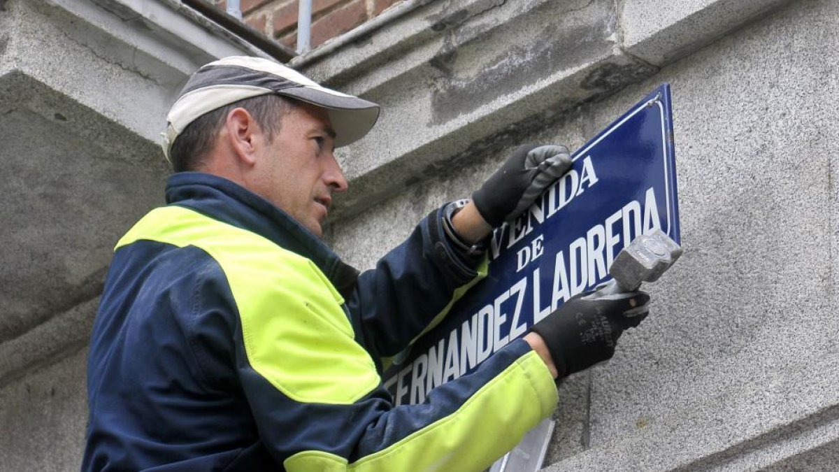 Un operario municipal retira la placa en la avenida Fernandez Ladreda.-ICAL
