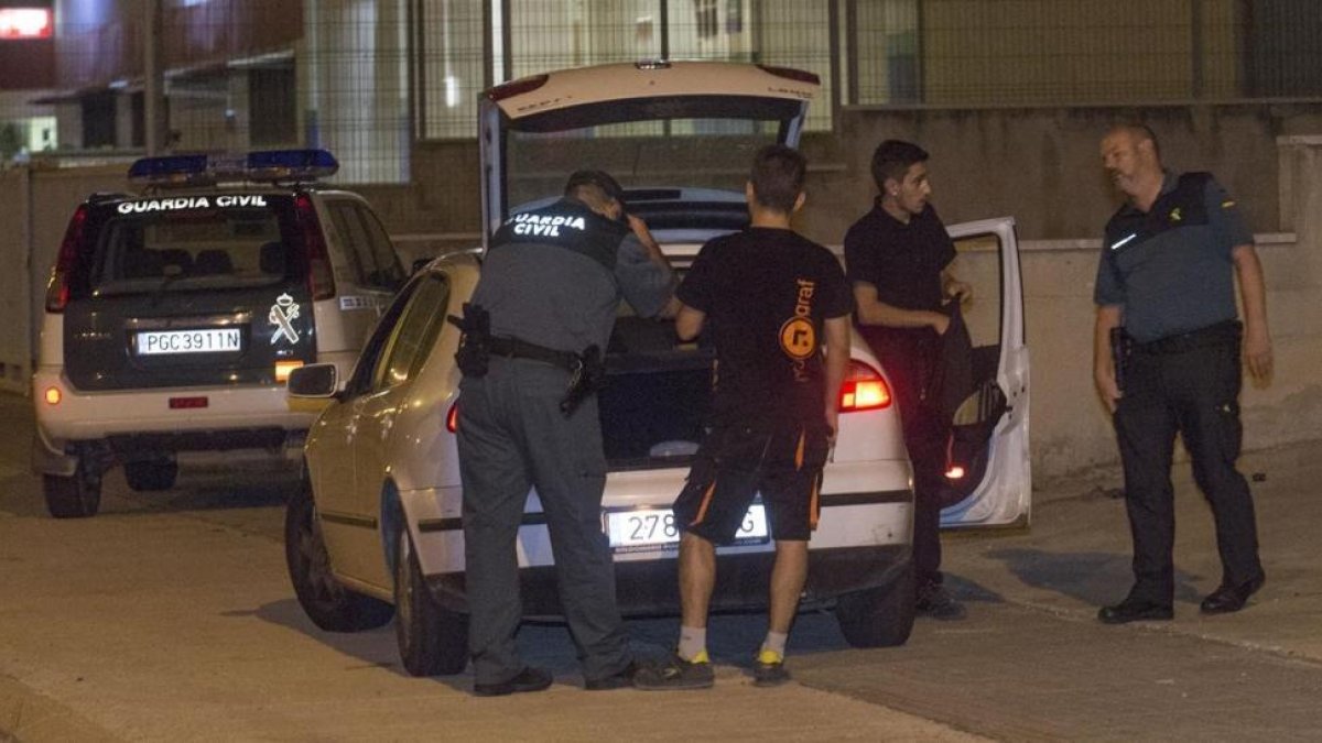 La Guardia Civil registra los coches de los trabajadores que salen de la empresa Indugraf de Constantí, la semana pasada.-JOAN REVILLAS