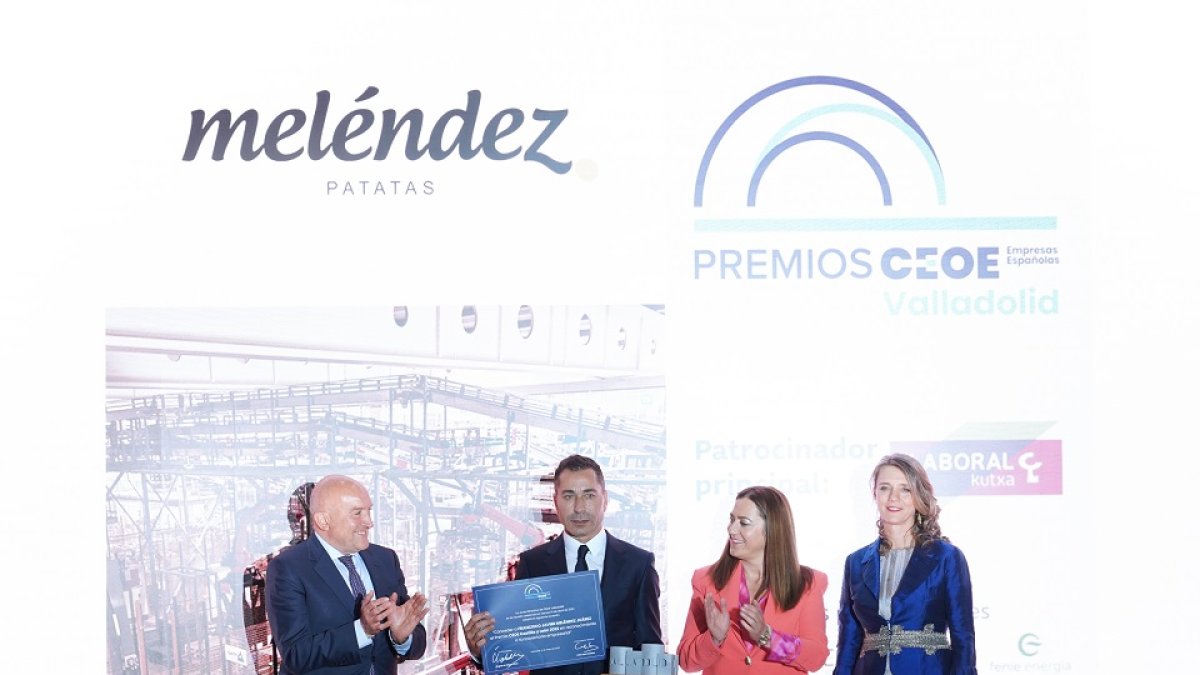 Javier Meléndez recoge el Premio en presencia de Jesús Julio Carnero, Virginia Barcones y Ángela de Miguel. ICAL