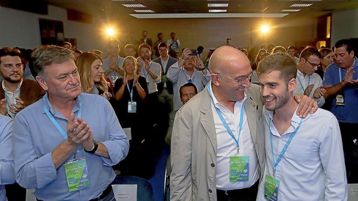 Vázquez, Carnero y Nieto, tras su reelección al frente de Nuevas Generaciones.-ICAL